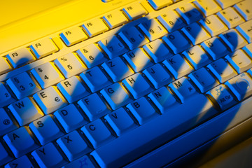 Tastatur und Schatten. Datendiebstahl.