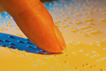 Buch in Blindenschrift. Braille Schrift für Blinde