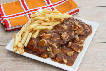 Jägerschnitzel mit Pommes Frites
