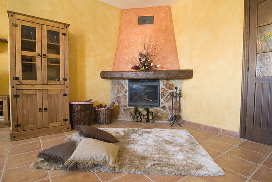 Chimenea en el sal&oacute;n de una casa rural.
