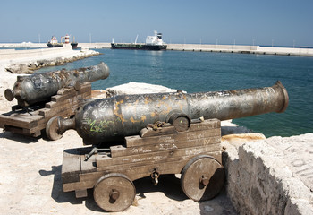 Cannoni al porto di Monopoli