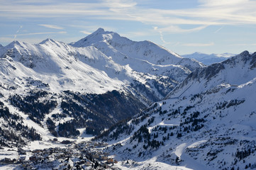 Fototapeta na wymiar Ośrodek narciarski Obertaurn w austriackich Alpach