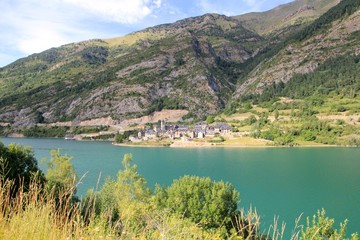 Fototapeta na wymiar Lanuza wieś jezioro Huesca Pireneje Hiszpania