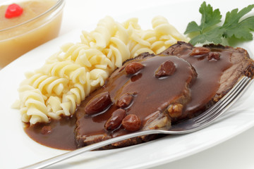 Rheinischer Sauerbraten mit Nudeln und Apfelmus