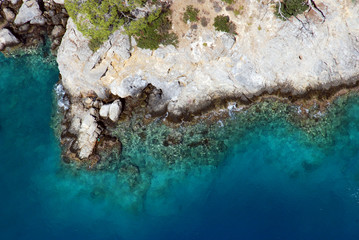 Blick auf Felsen und Meer (Ölüdeniz aus Vogelperspektive)