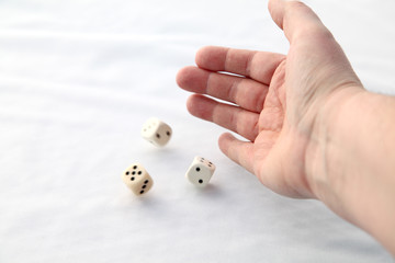 to play dice
