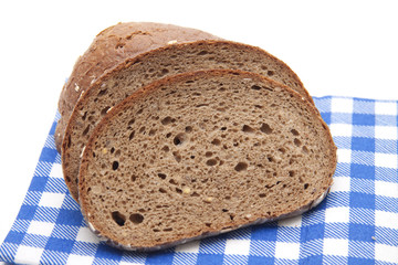 Brot auf blauweiß karierte Tischdecke