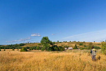 Obraz premium traveler walking through fields