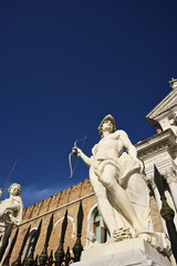 Naklejka premium Statue all'ingresso dell'Arsenale di Venezia