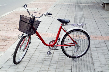 Fototapeta na wymiar Bicicleta roja en ciclo vía – Red bicycle