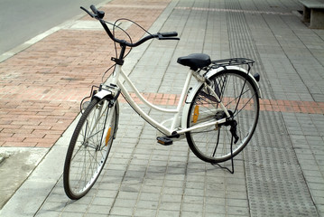 Obraz na płótnie Canvas Biały rower bikeway - Biały rower w cyklu poprzez