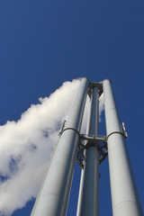 Heizkraftwerk und qualmende Schornsteine