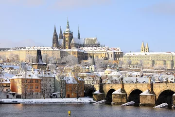 Fototapeten Prag Romantisches verschneites Prager gotisches Schloss mit der Karlsbrücke  © Kajano