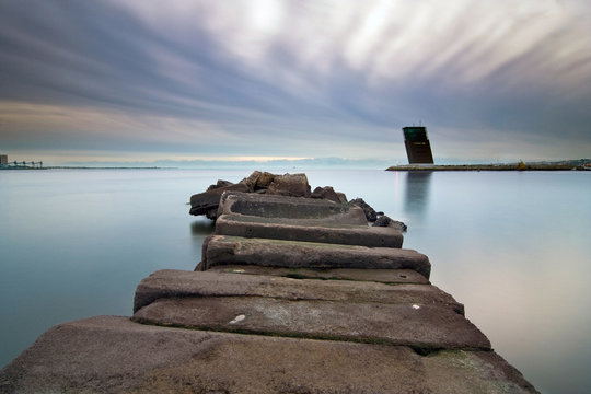 Pont&atilde;o e Torre VTS em Alg&eacute;s