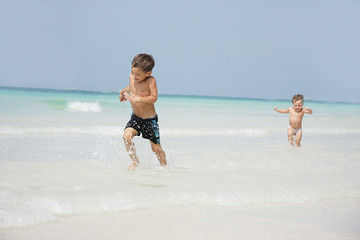 Fototapeta premium two children running on beach