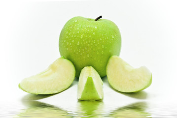 Apfelstückchen im Wasserspiegel