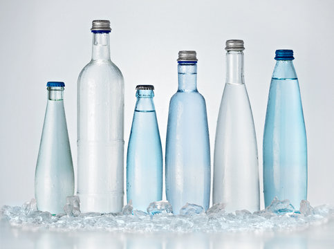 Mineralwasserflaschen mit Eis
