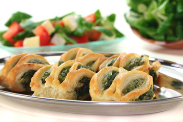 Blätterteigtaschen mit Spinat-Käse-Füllung
