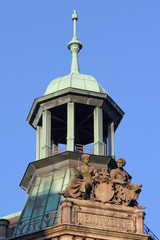 Fototapeta na wymiar Wieża zabytkowego budynku w Hamburgu