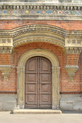 Дверь и фрагмент фасада старого здания.