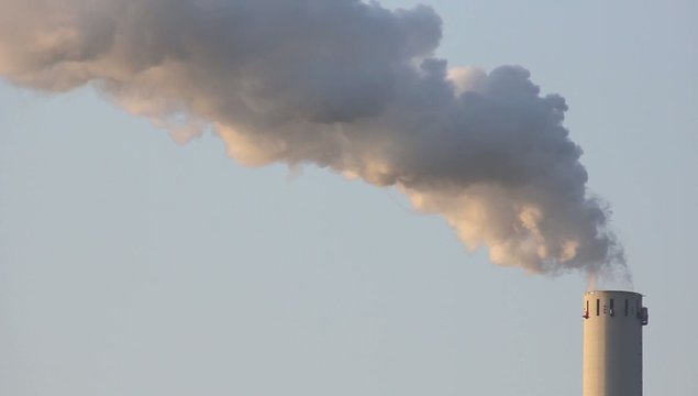 Rauchender Schornstein mit viel Dampf