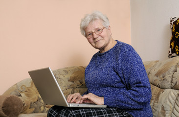 Seniorin mit Laptop