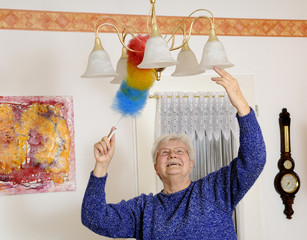 Seniorin beim Staub wischen