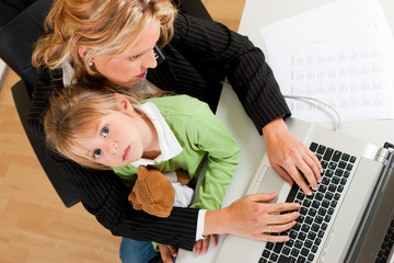 Geschäftsfrau und Mutter arbeitet mit Tochter im Internet