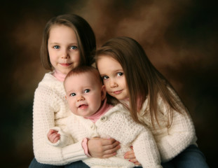 Obraz premium Three young beautiful sisters
