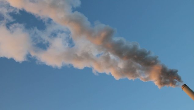 Rauch zieht quer &uuml;ber den blauen Himmel