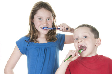 kids brushing teeth