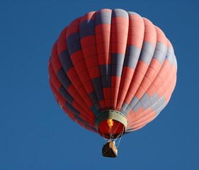 Naklejka premium Hot air balloon firing for more altitude