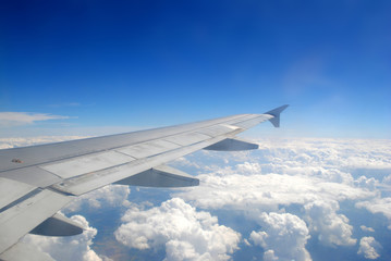 Fototapeta na wymiar Samolot skrzydło latające nad chmurami