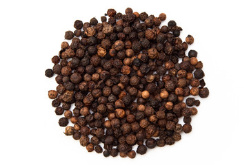 Schwarzer Pfeffer auf weißem Grund