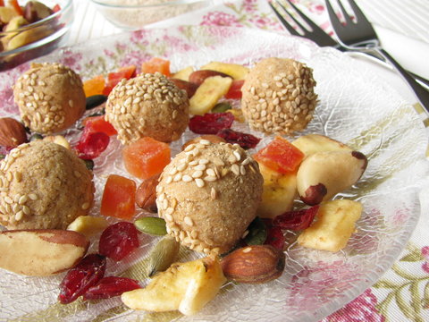 Energieb&auml;llchen mit N&uuml;ssen und Trockenfr&uuml;chten