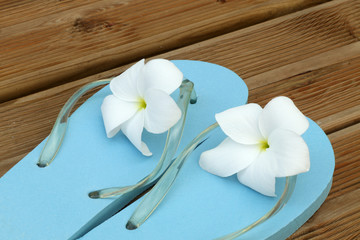 tongs fleuris sur lames de terrasse en bois