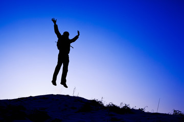 Szczęśliwy mężczyzna skacze na szczycie góry © sitriel