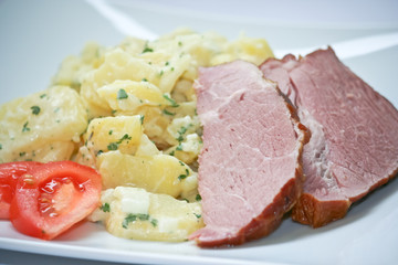 Warmer Schinken mit Kartoffelsalat