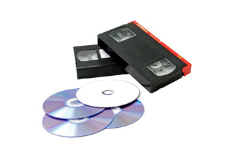 VHS кассеты и CD диски на белом фоне.