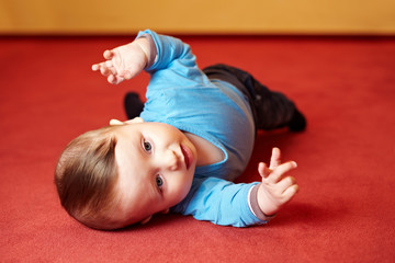 Baby dreht sich auf den Rücken