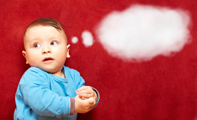 Nachdenkliches Baby mit Gedankenblase