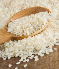 rice grain in wooden spoon