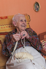 grand mère et son tricot
