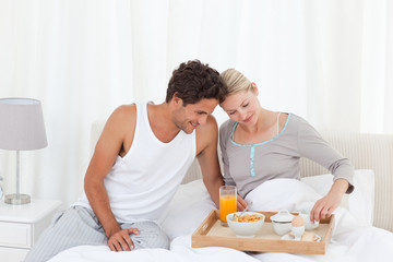 Obraz na płótnie Canvas Lovers having breakfast at bed