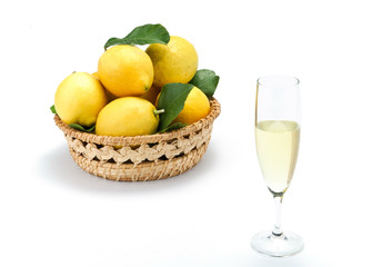 Limoni e limoncello nel bicchiere