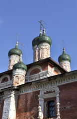 Fototapeta na wymiar Domes of Smolensk church. A Bogojavlensky monastery. Uglich