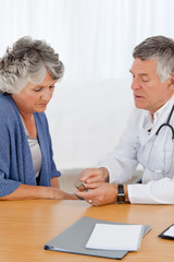Obraz premium A senior doctor with his patient in his office