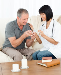 Obraz premium Nurse showing pills to her patient