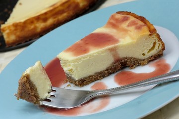 Cheesecake with fruit coulis