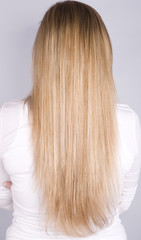 Naklejka premium femme aux cheveux longs blonds